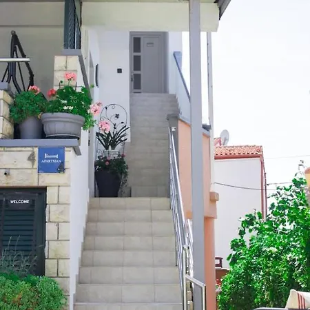 Markov Apartment *
