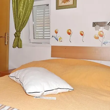 Markov Apartment *
