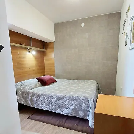 Markov Apartment *